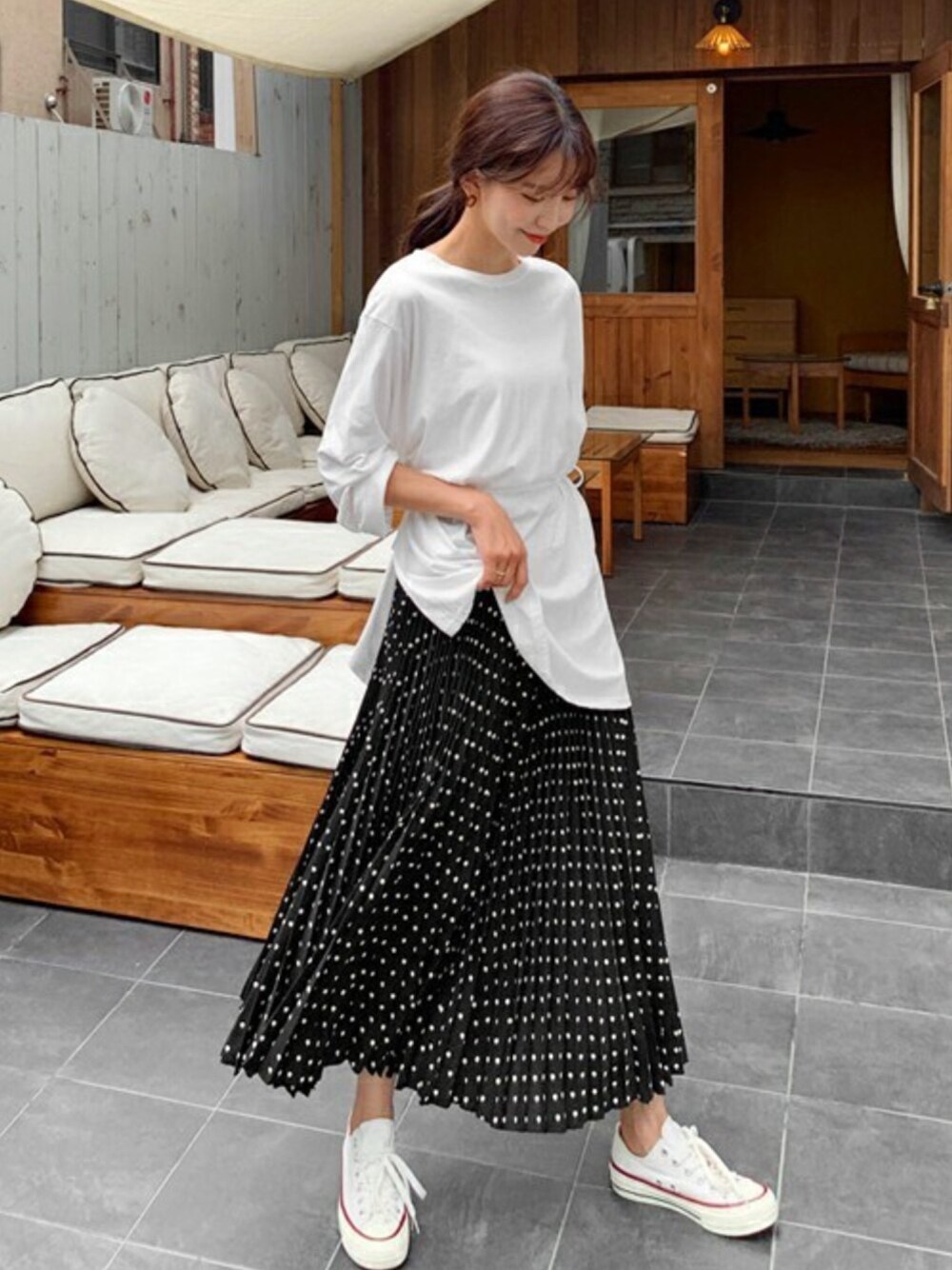 ブラック系のその他パンツ、ホワイト系のTシャツ/カットソーを着用したレディースの夏コーディネートの1枚目の写真