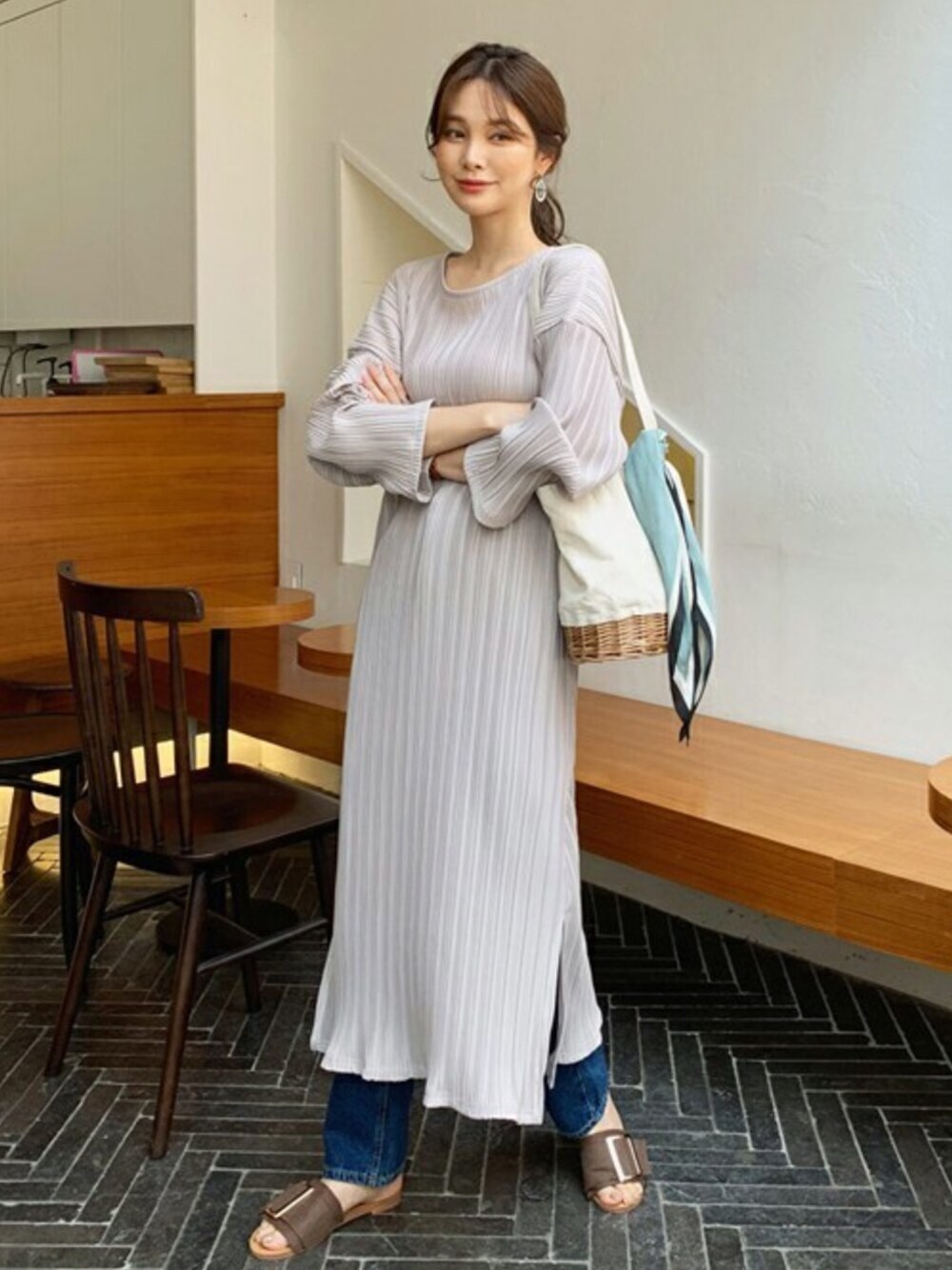 ベージュ系のワンピースを着用したレディースの夏コーディネートの1枚目の写真