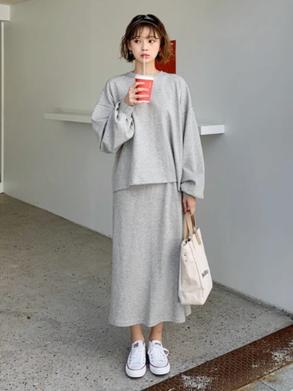 グレー系のアンサンブル、その他のTシャツ/カットソーを着用したレディースの夏コーディネートの1枚目の写真