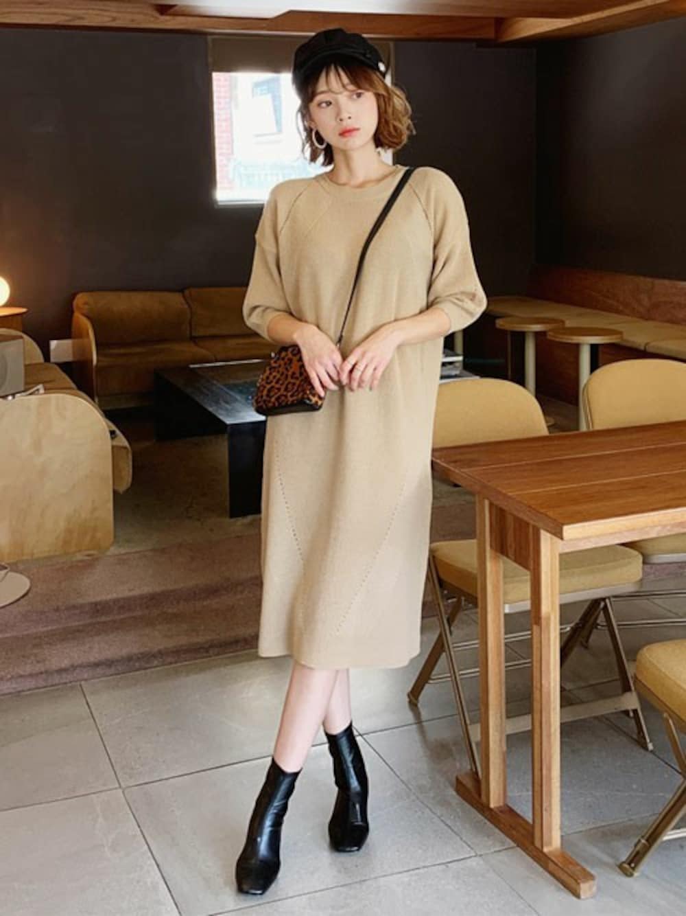 ベージュ系のワンピース、ブラック系のブーツ、その他のTシャツ/カットソーを着用したレディースの秋コーディネートの1枚目の写真