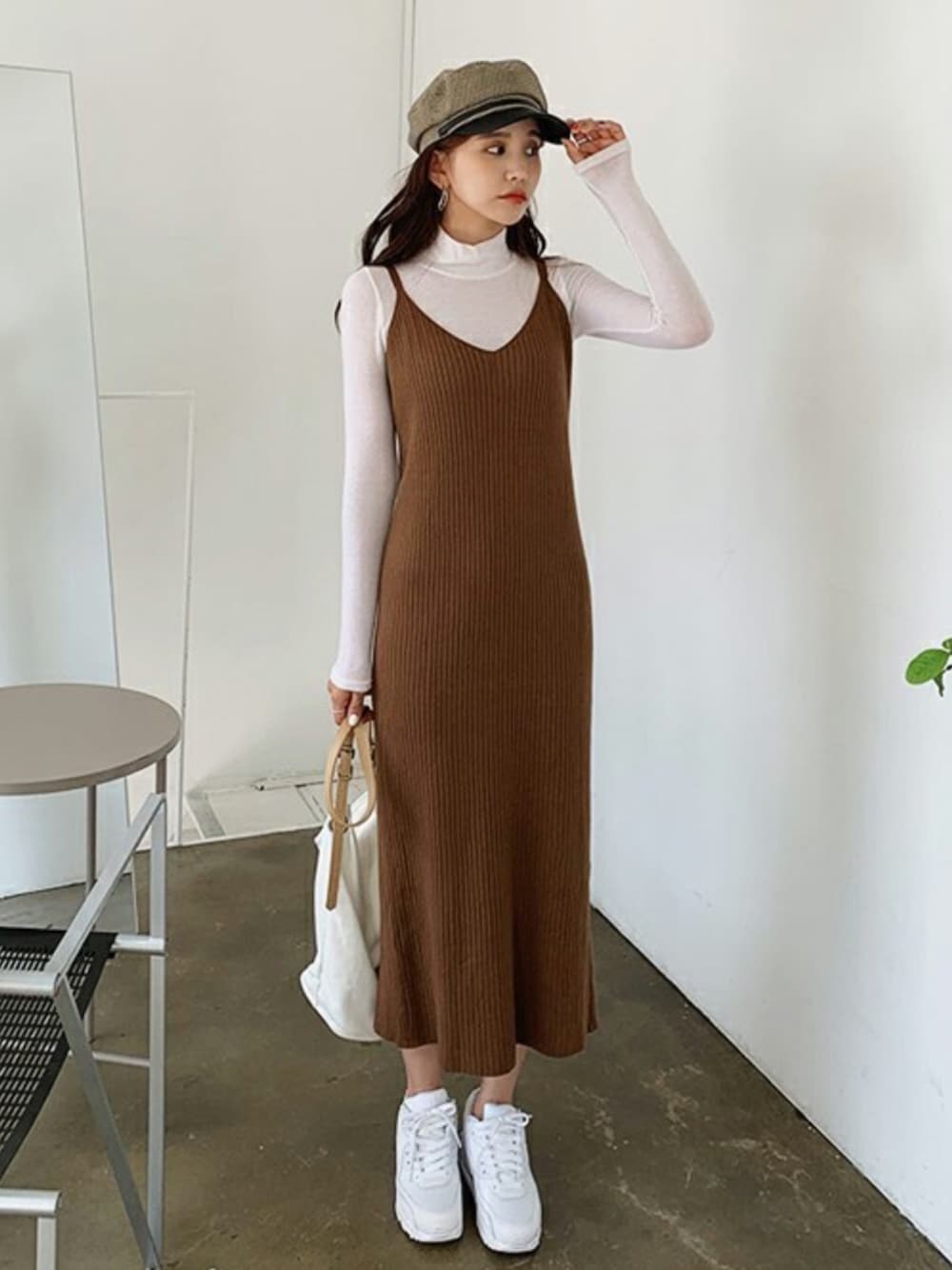 ブラウン系のワンピース、ブラウン系のキャスケットを着用したレディースの秋コーディネートの1枚目の写真