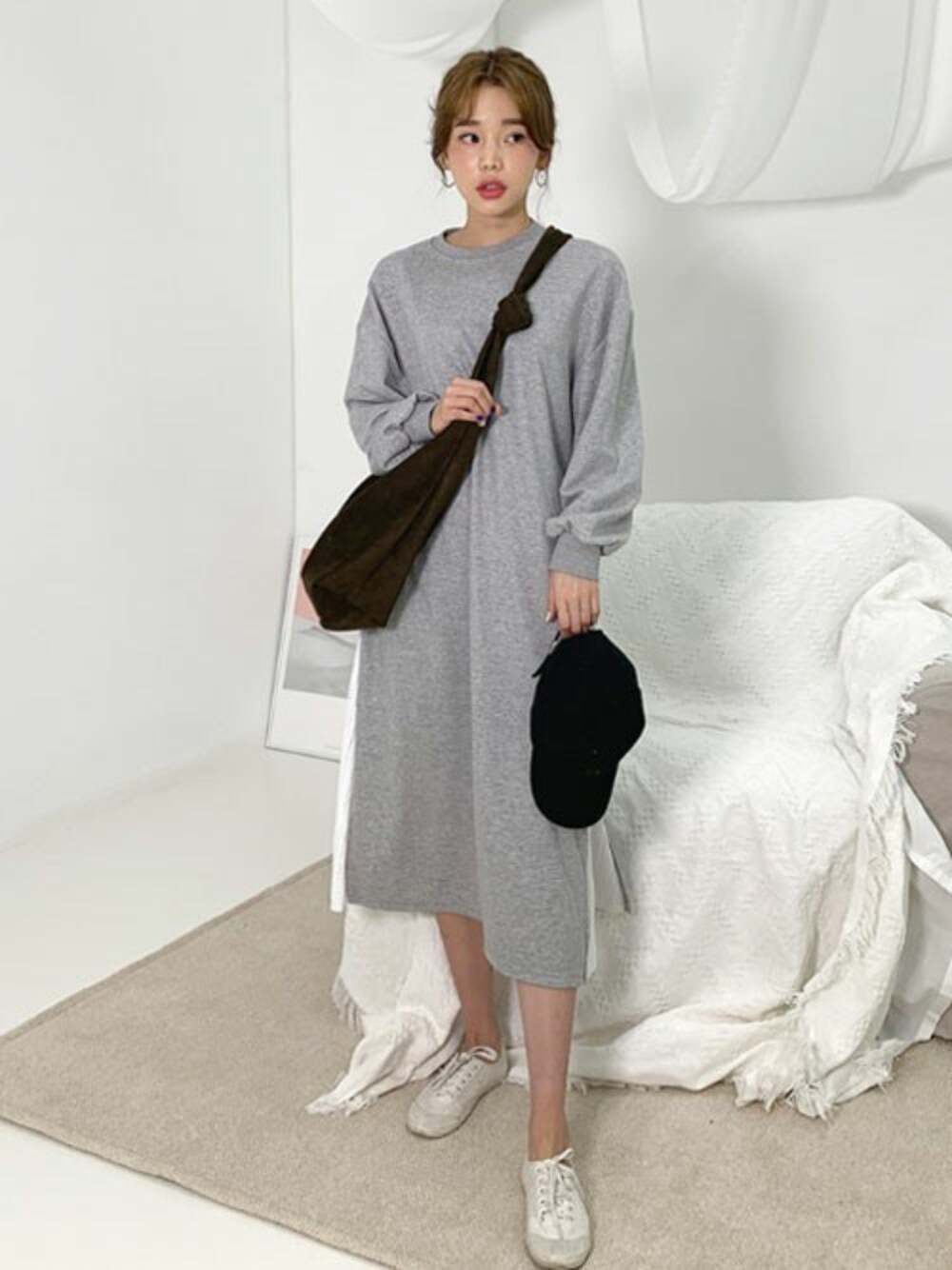 グレー系のワンピース、グリーン系のハンドバッグ、その他のTシャツ/カットソーを着用したレディースの秋コーディネートの1枚目の写真