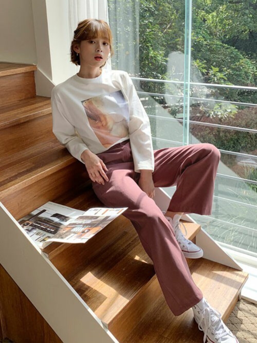 その他のTシャツ/カットソー、ホワイト系のTシャツ/カットソー、ピンク系のテーラードジャケットを着用したレディースの秋コーディネートの1枚目の写真