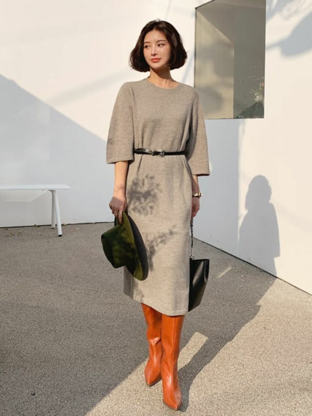 その他のワンピース、ブラック系のベルト、ゴールド系のピアス（両耳用）を着用したレディースの秋コーディネートの1枚目の写真