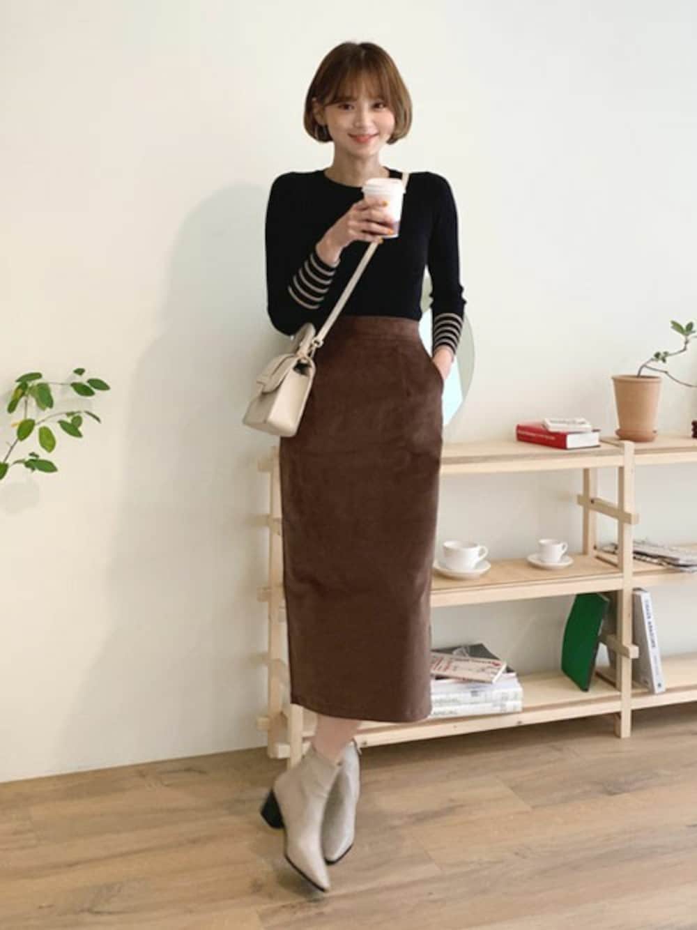 「ニット、コーデュロイ、dholic、大人カジュアル、fashion、プチプラ、コーデュロイスカート、プチプラコーデ、秋コーデ」｜「DHOLICのボーダースリーブニット（ニット/セーター、ブラック系）」を使った、ディーホリックさん（レディース・165cm）の秋コーディネートの1枚目の写真