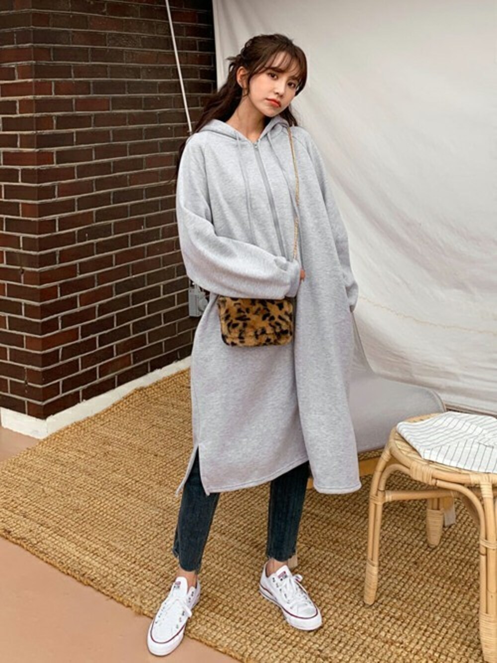 グレー系のワンピース、ブラウン系のショルダーバッグ、その他のTシャツ/カットソーを着用したレディースの秋コーディネートの1枚目の写真