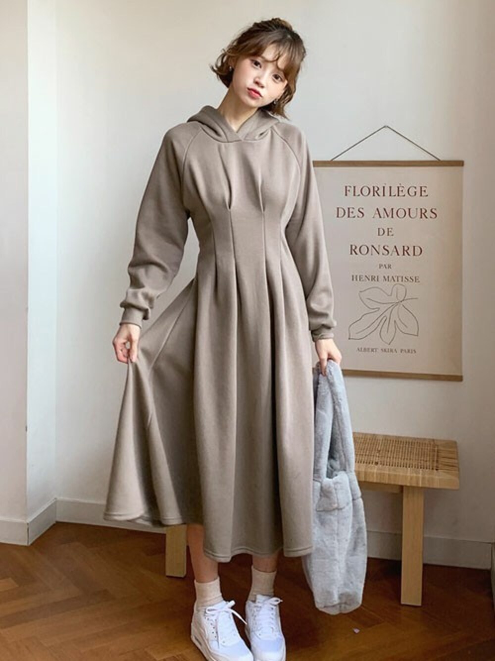 ブラウン系のワンピース、グレー系のエコバッグ/サブバッグを着用したレディースの秋コーディネートの1枚目の写真