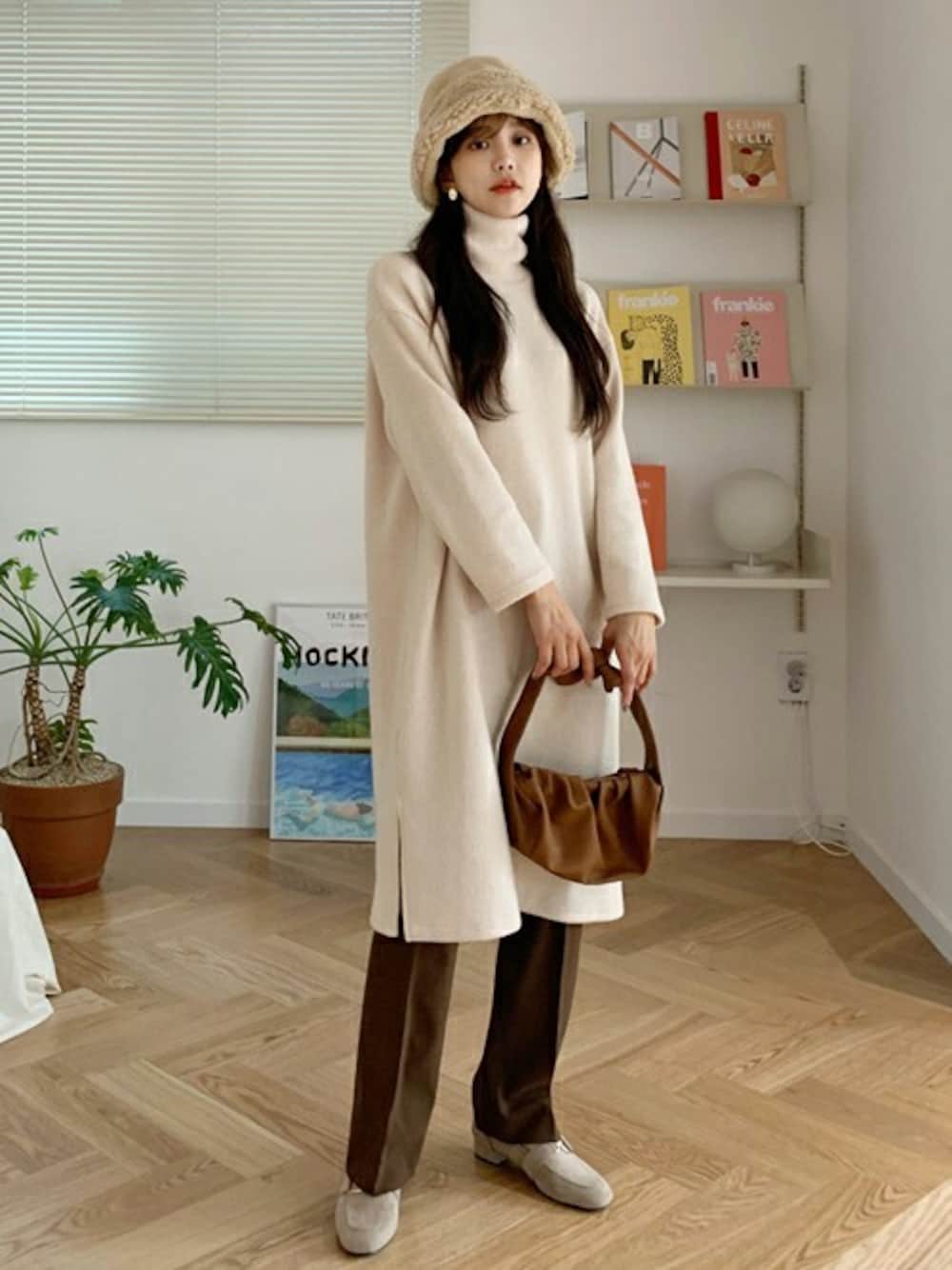 ベージュ系のワンピース、その他のTシャツ/カットソー、ベージュ系のハットを着用したレディースの秋コーディネートの1枚目の写真