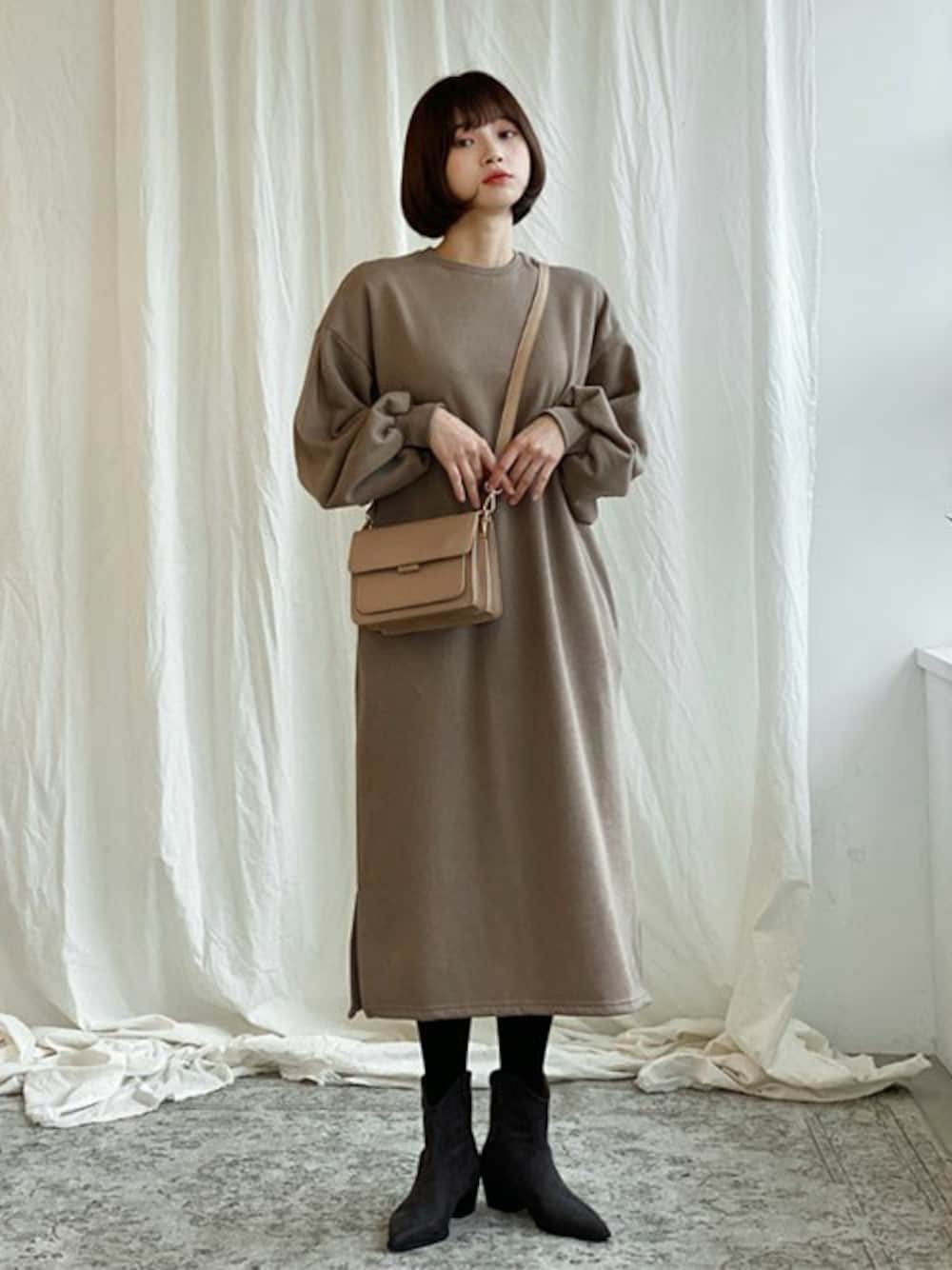 ブラウン系のワンピースを着用したレディースの秋コーディネートの1枚目の写真