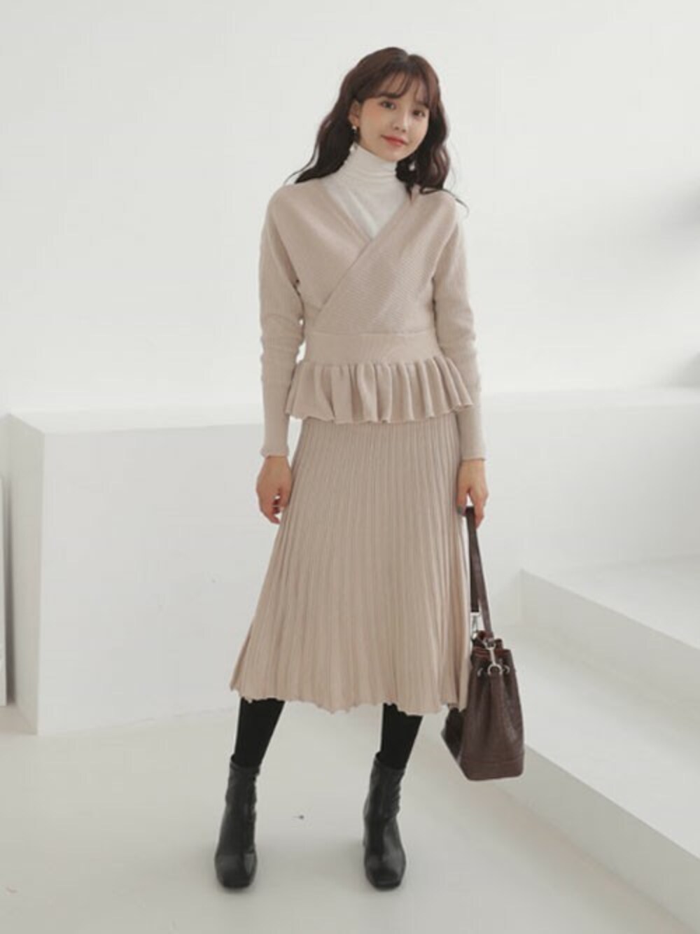 「セットアップ、ぺプラム、dholic、fashion、プチプラ、ニットスカート、プチプラコーデ、アンサンブル」｜「DHOLICのペプラムニット&スカートSET（アンサンブル、ベージュ系）」を使った、ディーホリックさん（レディース・164cm）の秋コーディネートの1枚目の写真