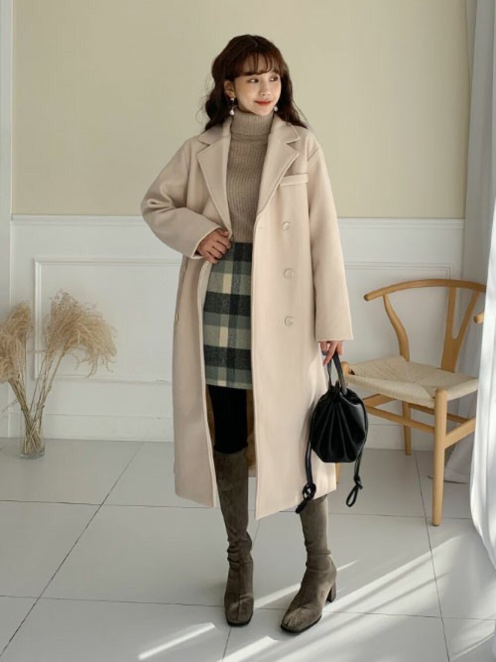 「ミニスカート、チェック柄、dholic、ロングコート、fashion、プチプラ、チェックスカート、リブニット、プチプラコーデ、大人ガーリー」｜「DHOLICのバックスリットダブルコート（その他アウター、ベージュ系）」を使った、ディーホリックさん（レディース・164cm）の冬コーディネートの1枚目の写真