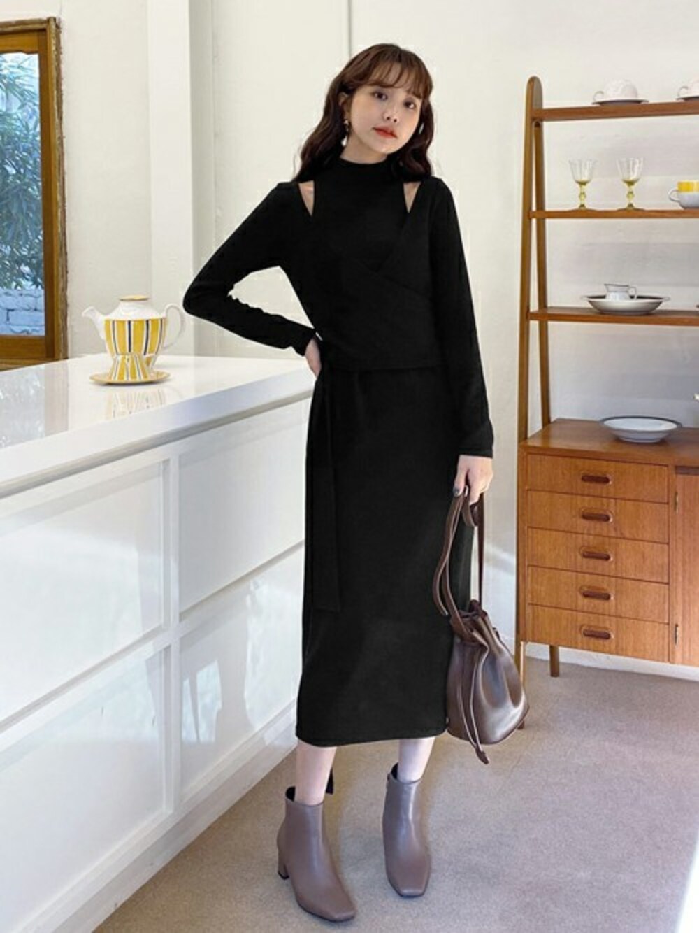 ブラック系のワンピース、その他のTシャツ/カットソーを着用したレディースの冬コーディネートの1枚目の写真