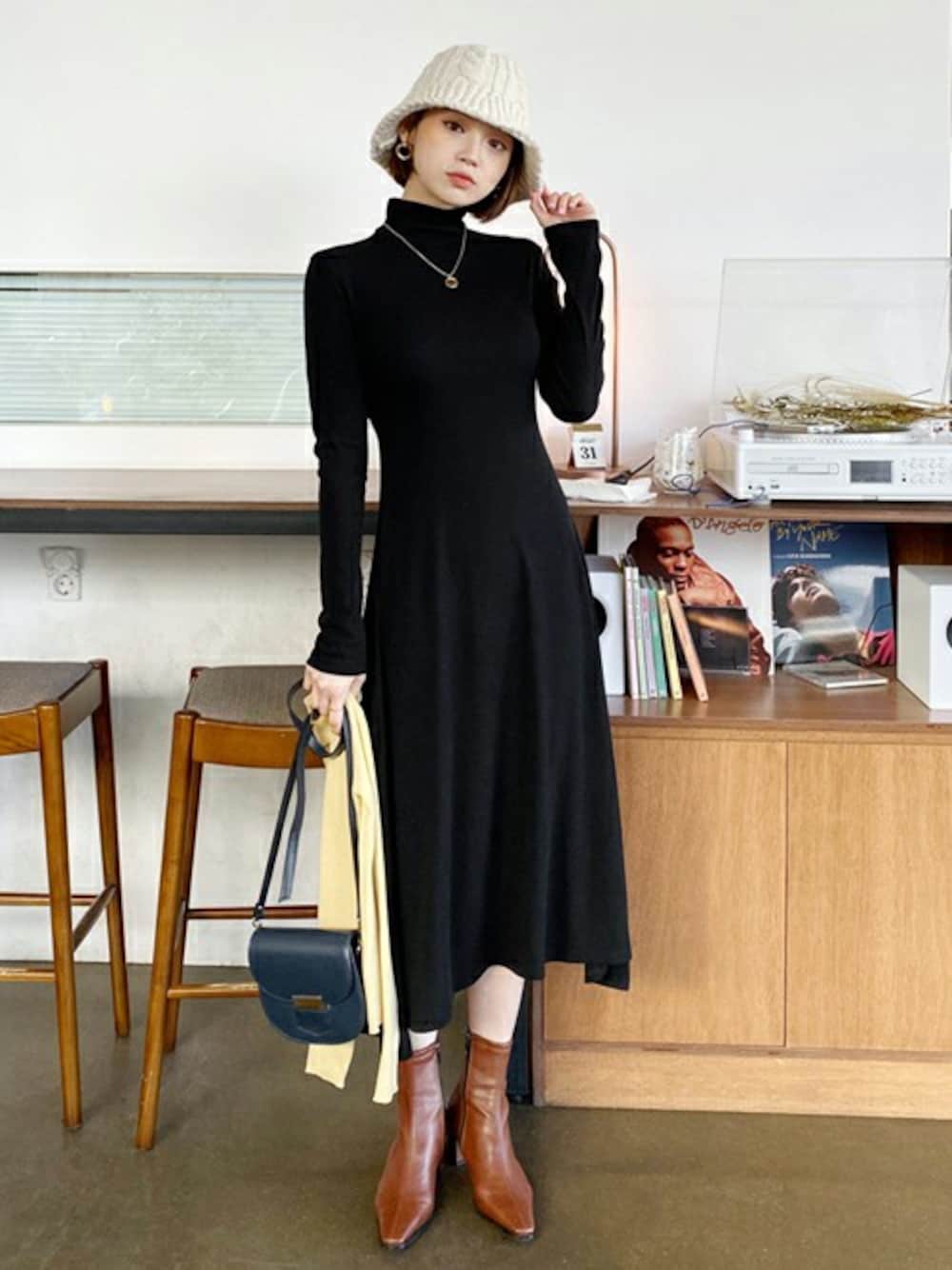 ブラック系のワンピース、その他のTシャツ/カットソーを着用したレディースの冬コーディネートの1枚目の写真