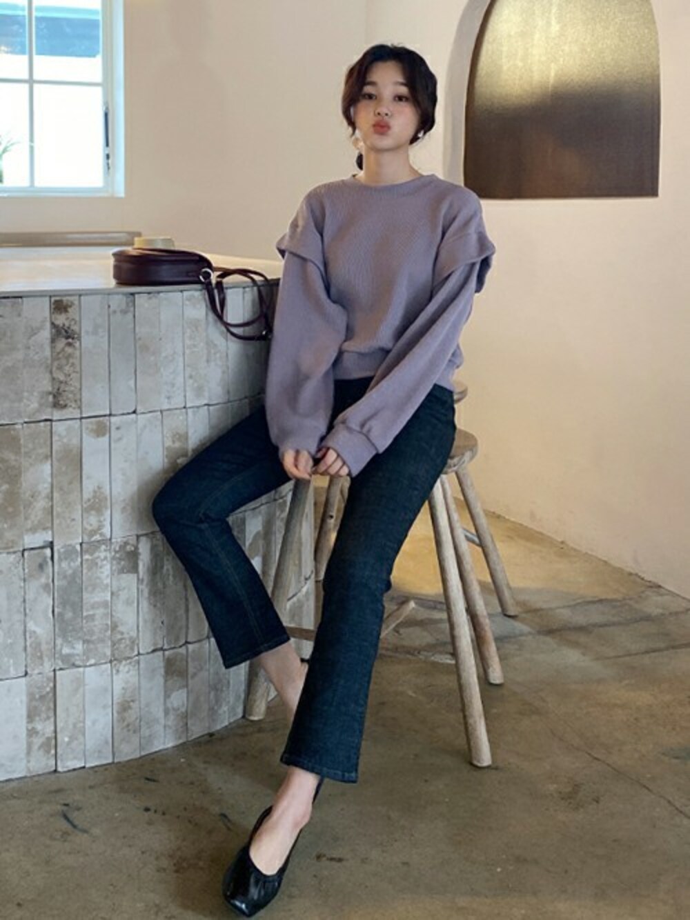 パープル系のTシャツ/カットソー、ブルー系のデニムパンツ、その他のTシャツ/カットソーを着用したレディースの冬コーディネートの1枚目の写真