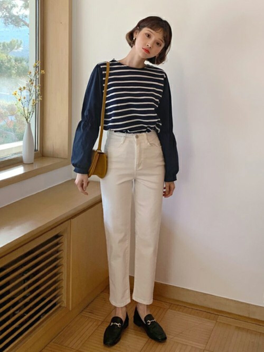 ブルー系のTシャツ/カットソー、ホワイト系のその他パンツを着用したレディースの冬コーディネートの1枚目の写真