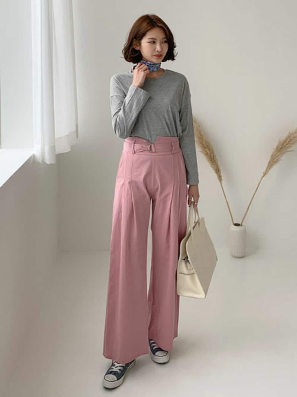 ピンク系のその他パンツ、グレー系のTシャツ/カットソー、ブルー系のバンダナ/スカーフを着用したレディースの冬コーディネートの1枚目の写真