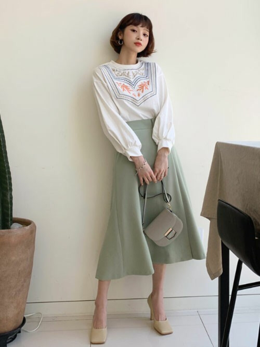 ホワイト系のTシャツ/カットソーを着用したレディースの冬コーディネートの1枚目の写真