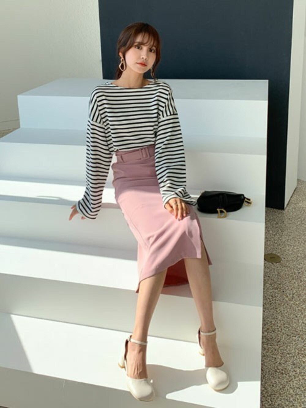 ブラック系のTシャツ/カットソー、ピンク系のスカートを着用したレディースの冬コーディネートの1枚目の写真