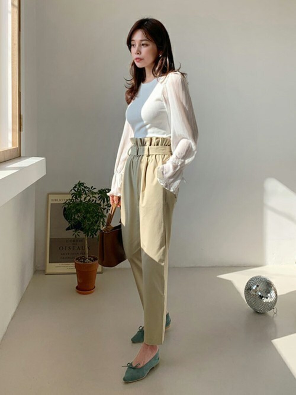 ホワイト系のTシャツ/カットソー、ベージュ系のその他パンツ、ホワイト系のその他を着用したレディースの冬コーディネートの1枚目の写真