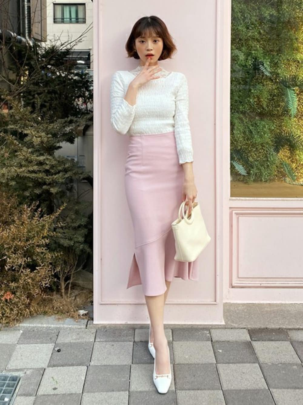 ホワイト系のシャツ/ブラウス、ホワイト系のシャツ/ブラウス、ピンク系のスカートを着用したレディースの冬コーディネートの1枚目の写真