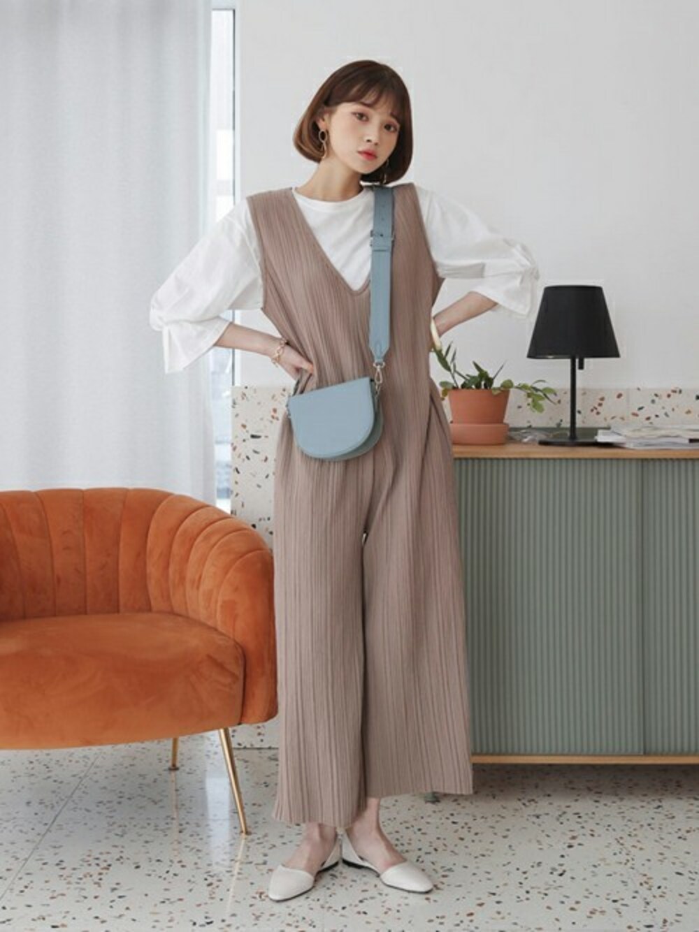 「ベージュ、オールインワン、dholic、大人カジュアル、プリーツ、春コーデ、カジュアルコーデ、coordinate」｜「DHOLICのタックスリーブTシャツ（Tシャツ/カットソー、ホワイト系）」を使った、ディーホリックさん（レディース・165cm）の春コーディネートの1枚目の写真