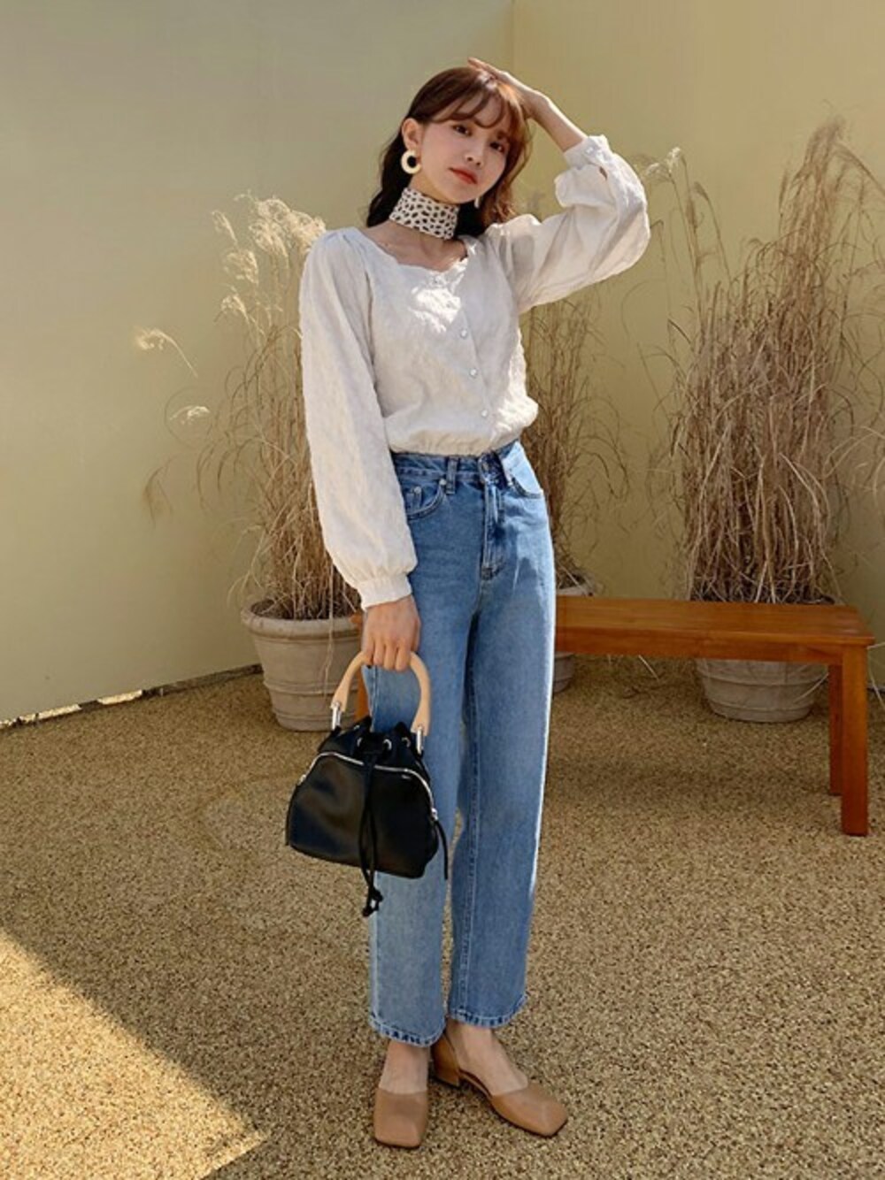 「デニム、ブラウス、レオパード、dholic、スカーフ、デニムパンツ、春コーデ、coordinate、ブラウス×デニム」｜「DHOLICのドロストスクエアブラウス（シャツ/ブラウス、ベージュ系）」を使った、ディーホリックさん（レディース・165cm）の春コーディネートの1枚目の写真