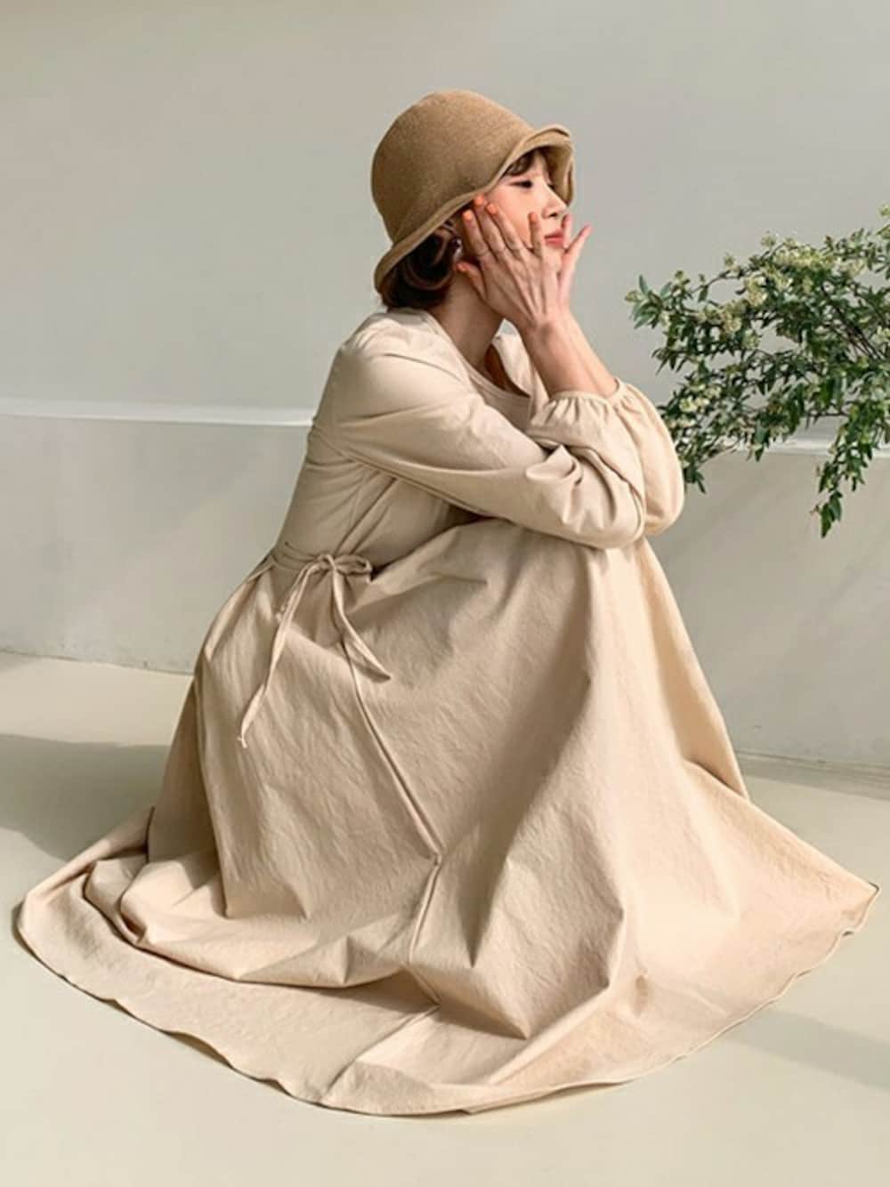 ベージュ系のワンピース、その他のTシャツ/カットソー、ベージュ系のハットを着用したレディースの春コーディネートの1枚目の写真