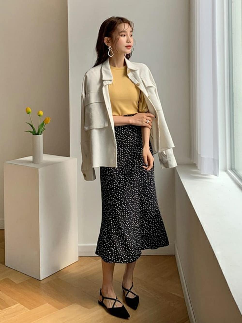 「ホワイト、イエロー、ドット、dholic、ロングスカート、シャツジャケット、春コーデ、coordinate、ドットスカート」｜「DHOLICのフラップポケットシャツジャケット（その他アウター、ホワイト系）」を使った、ディーホリックさん（レディース・165cm）の春コーディネートの1枚目の写真