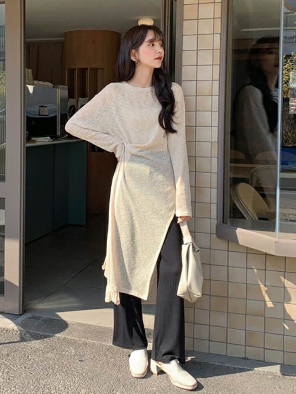 ブラウン系のその他パンツ、ベージュ系のニット/セーター、その他のTシャツ/カットソーを着用したレディースの春コーディネートの1枚目の写真