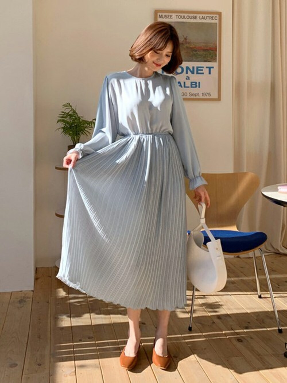 ブルー系のワンピース、その他のTシャツ/カットソーを着用したレディースの春コーディネートの1枚目の写真