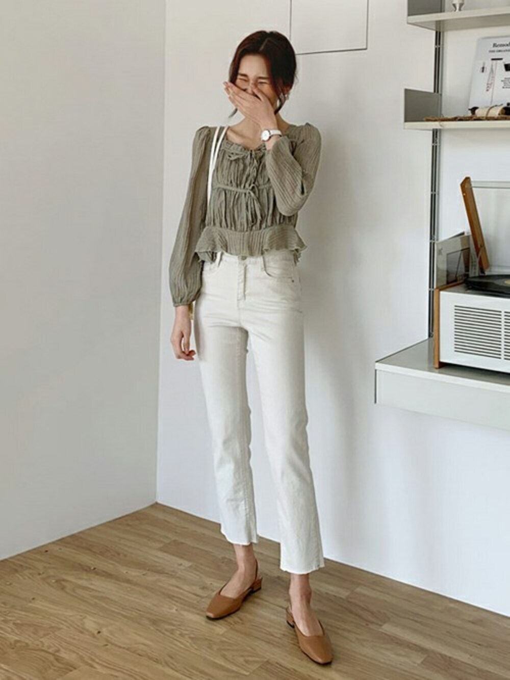 グリーン系のシャツ/ブラウス、ベージュ系のその他シューズ、その他のTシャツ/カットソーを着用したレディースの春コーディネートの1枚目の写真