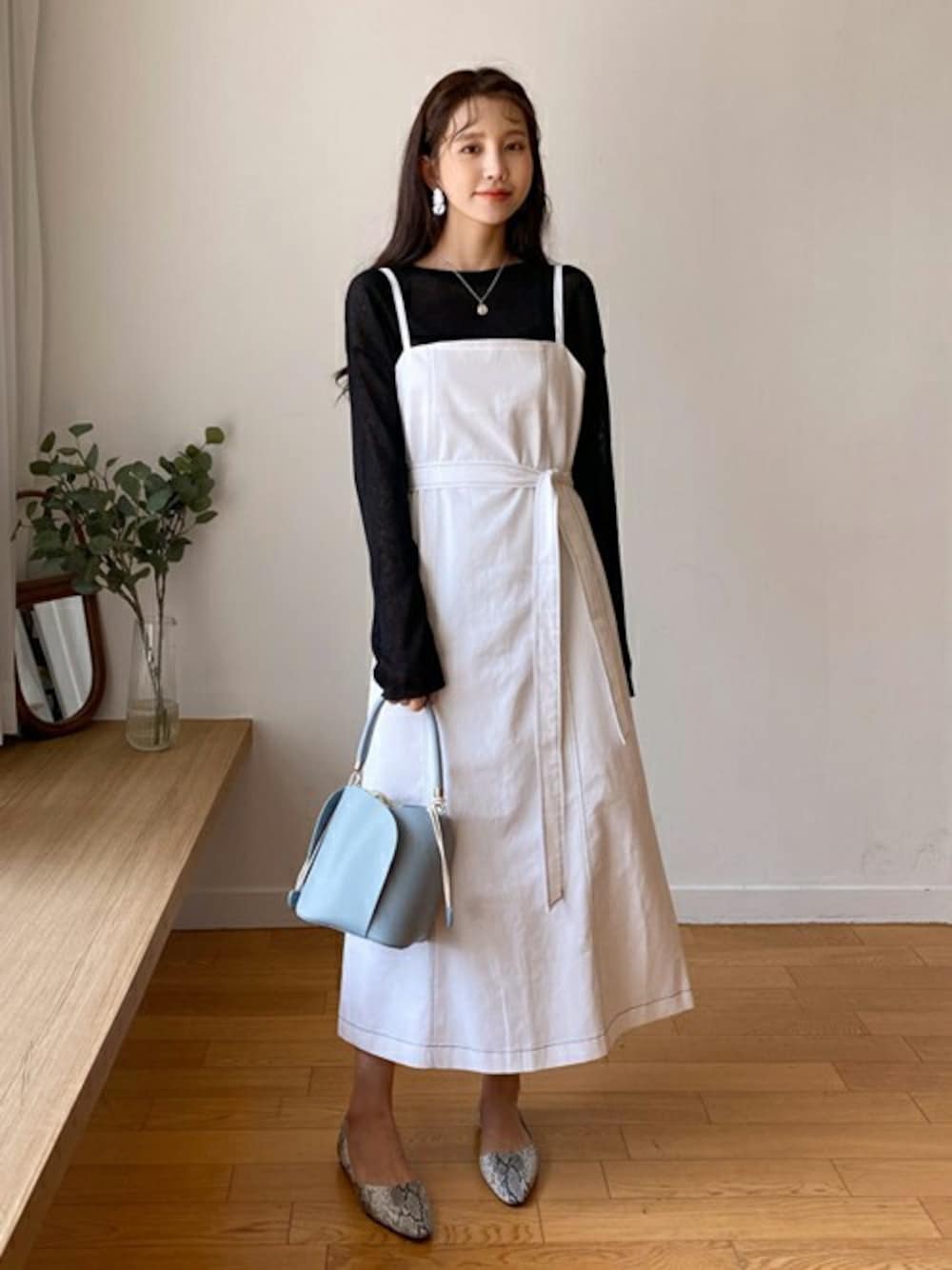 ブラック系のTシャツ/カットソー、ホワイト系のワンピース、その他のTシャツ/カットソーを着用したレディースの春コーディネートの1枚目の写真