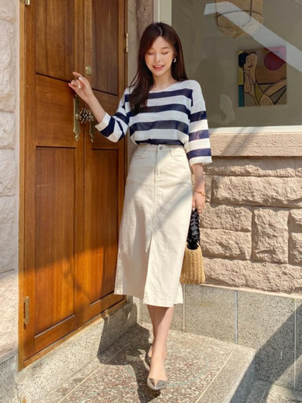 ベージュ系のスカート、その他のニット/セーター、ホワイト系のその他を着用したレディースの春コーディネートの1枚目の写真