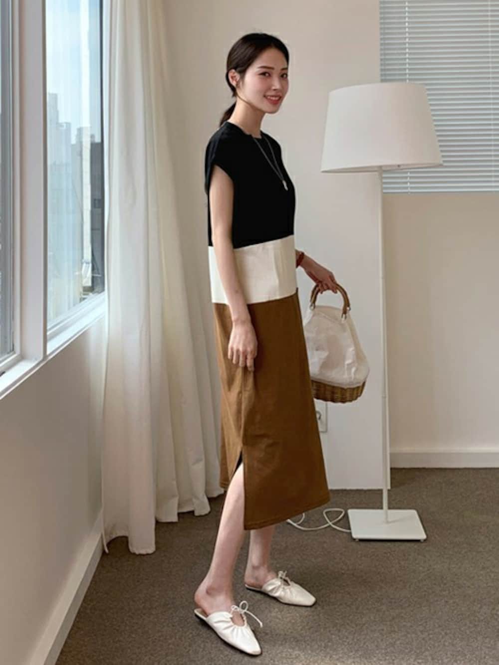 ブラック系のワンピース、ホワイト系のその他を着用したレディースの春コーディネートの1枚目の写真