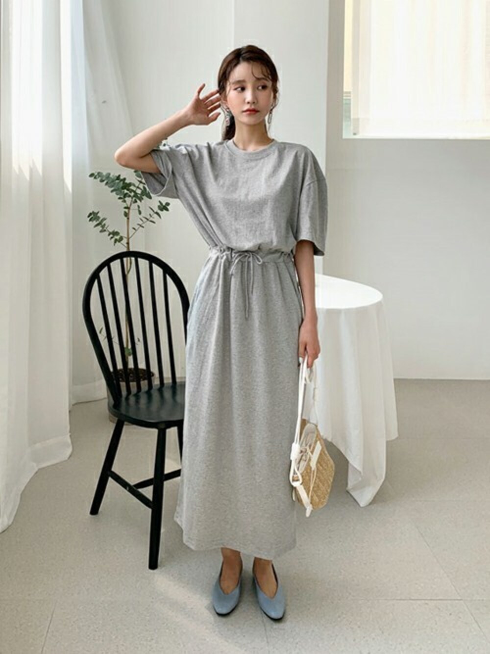 グレー系のワンピース、その他のTシャツ/カットソーを着用したレディースの春コーディネートの1枚目の写真