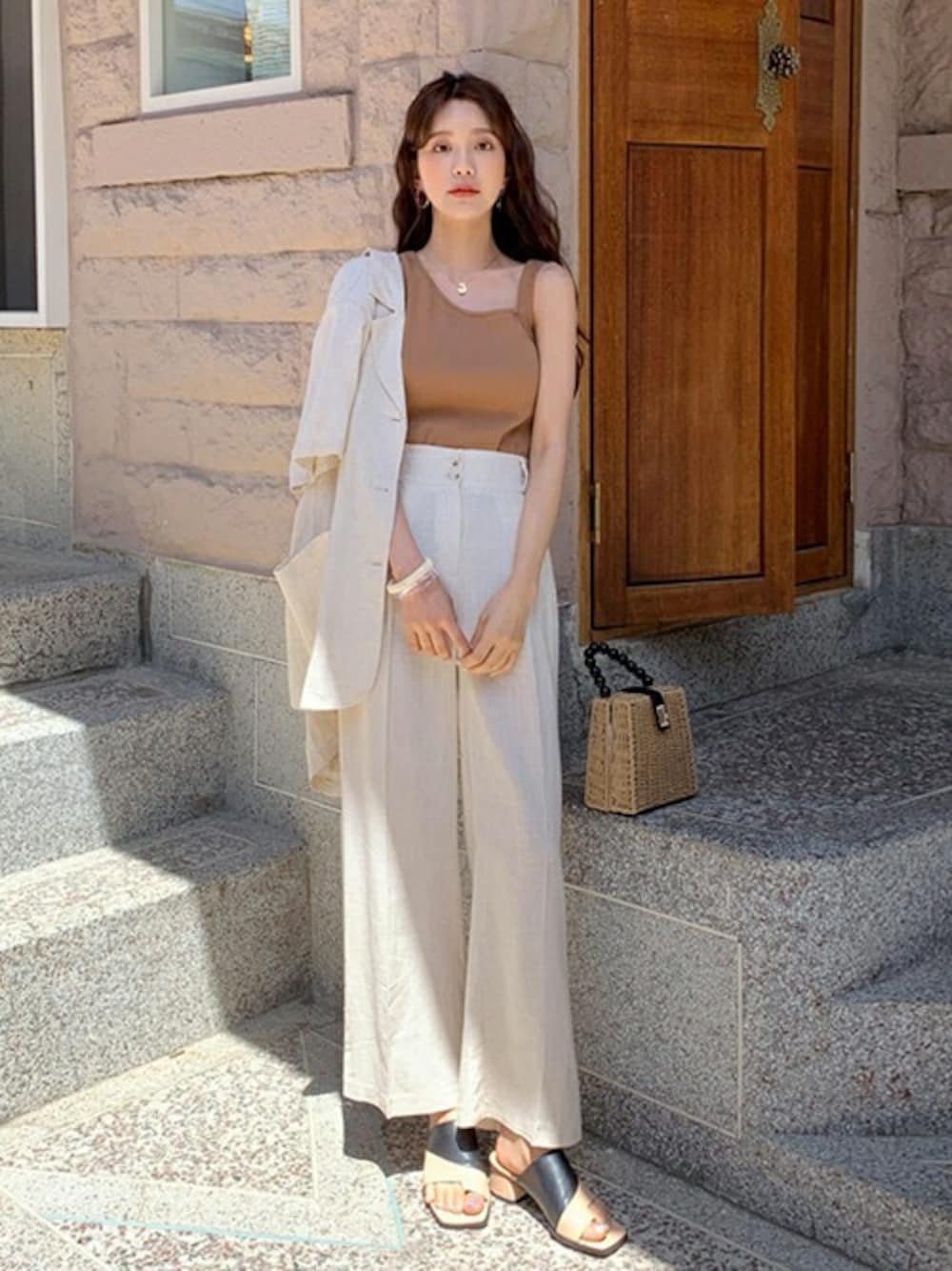 「セットアップ、ベージュ、dholic、大人カジュアル、春コーデ、夏コーデ、カジュアルコーデ、coordinate、大人スタイル、アシメタンクトップ」｜「DHOLICのアンバランススリーブレス（キャミソール、ブラウン系）」を使った、ディーホリックさん（レディース・165cm）の春コーディネートの1枚目の写真