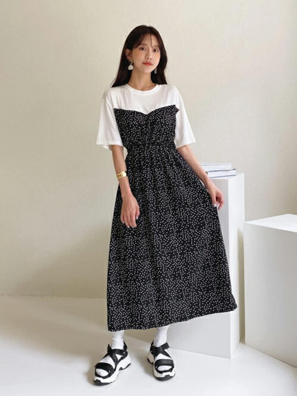 ホワイト系のワンピース、その他のTシャツ/カットソー、ホワイト系のソックス/靴下を着用したレディースの夏コーディネートの1枚目の写真