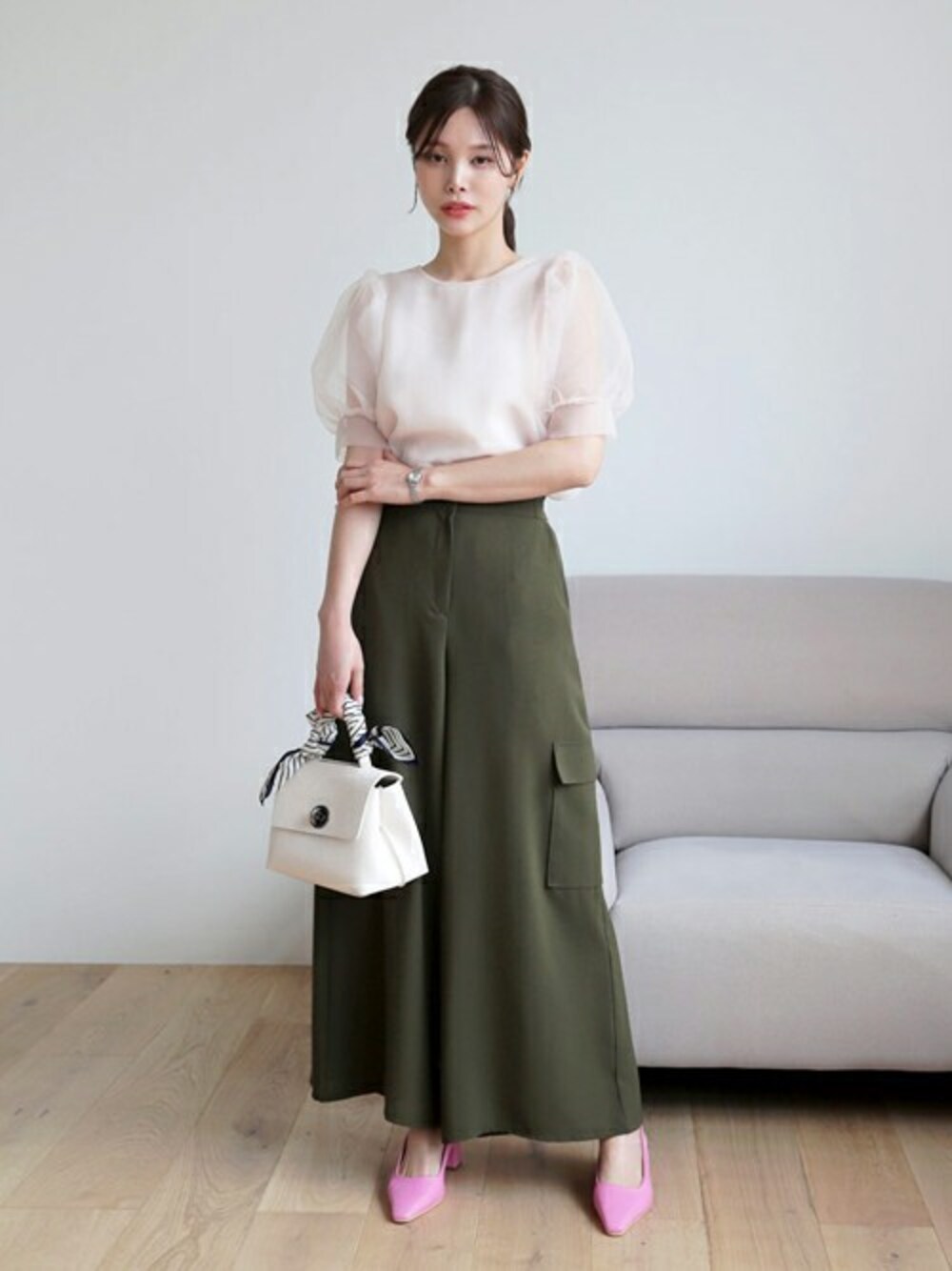 ピンク系のシャツ/ブラウス、その他のTシャツ/カットソーを着用したレディースの夏コーディネートの1枚目の写真