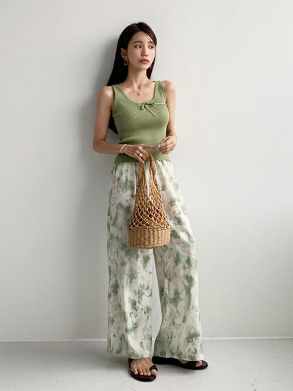 グリーン系のタンクトップ、グリーン系のその他パンツ、その他のTシャツ/カットソーを着用したレディースの夏コーディネートの1枚目の写真