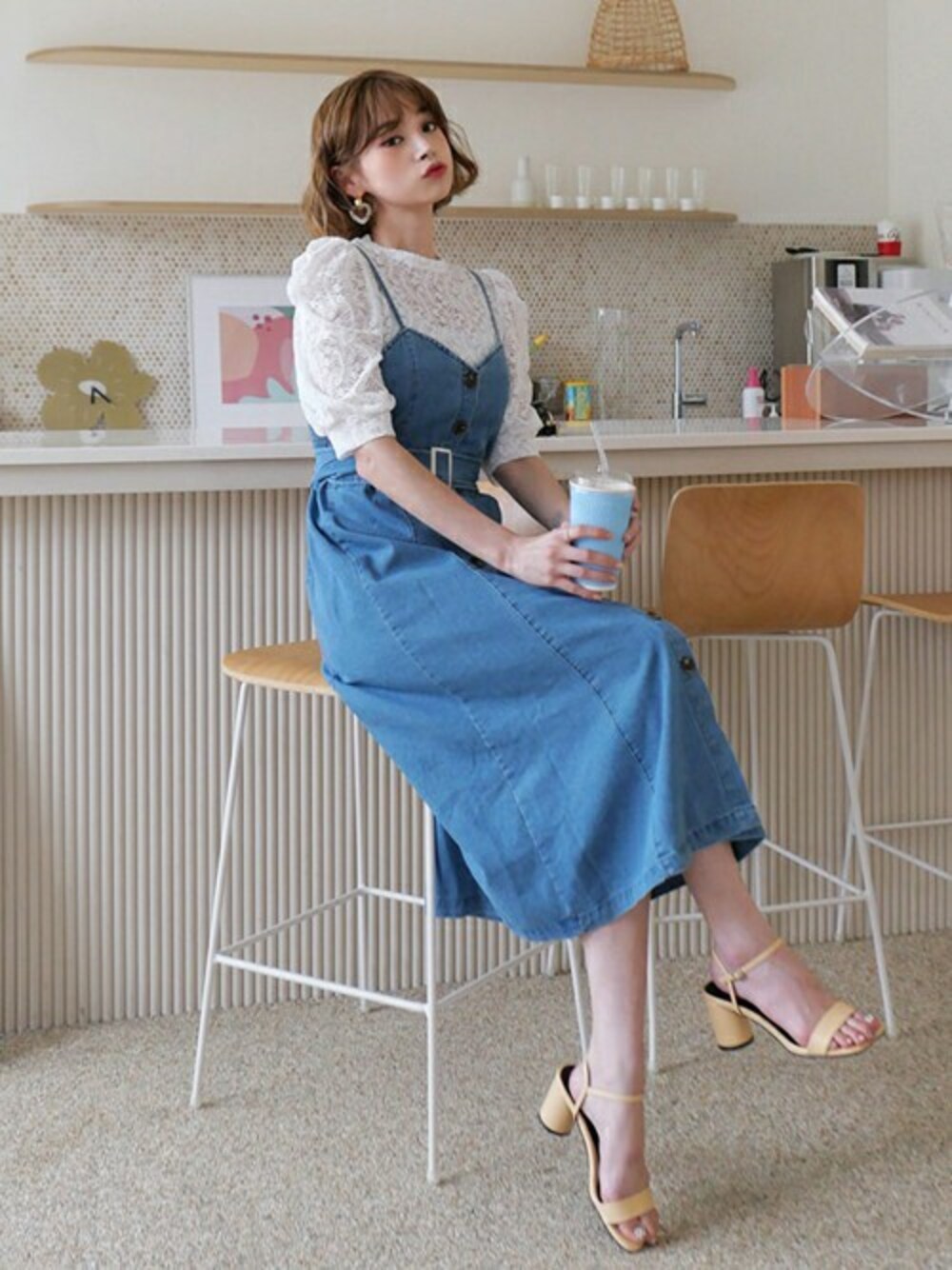 ブルー系のワンピース、その他のTシャツ/カットソーを着用したレディースの夏コーディネートの1枚目の写真