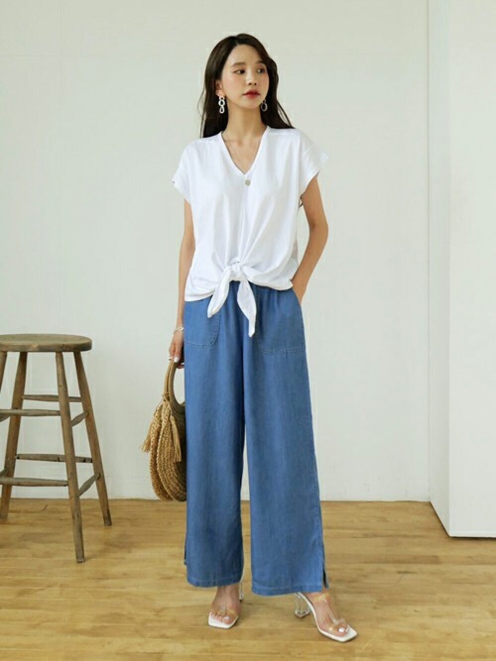 「デニム、Tシャツ、dholic、大人カジュアル、デニムパンツ、サンダル、カジュアルコーデ、ヒールサンダル、クリアサンダル」｜「DHOLICのネックタイヘムTシャツ（Tシャツ/カットソー、ホワイト系）」を使った、ディーホリックさん（レディース・165cm）の夏コーディネートの1枚目の写真