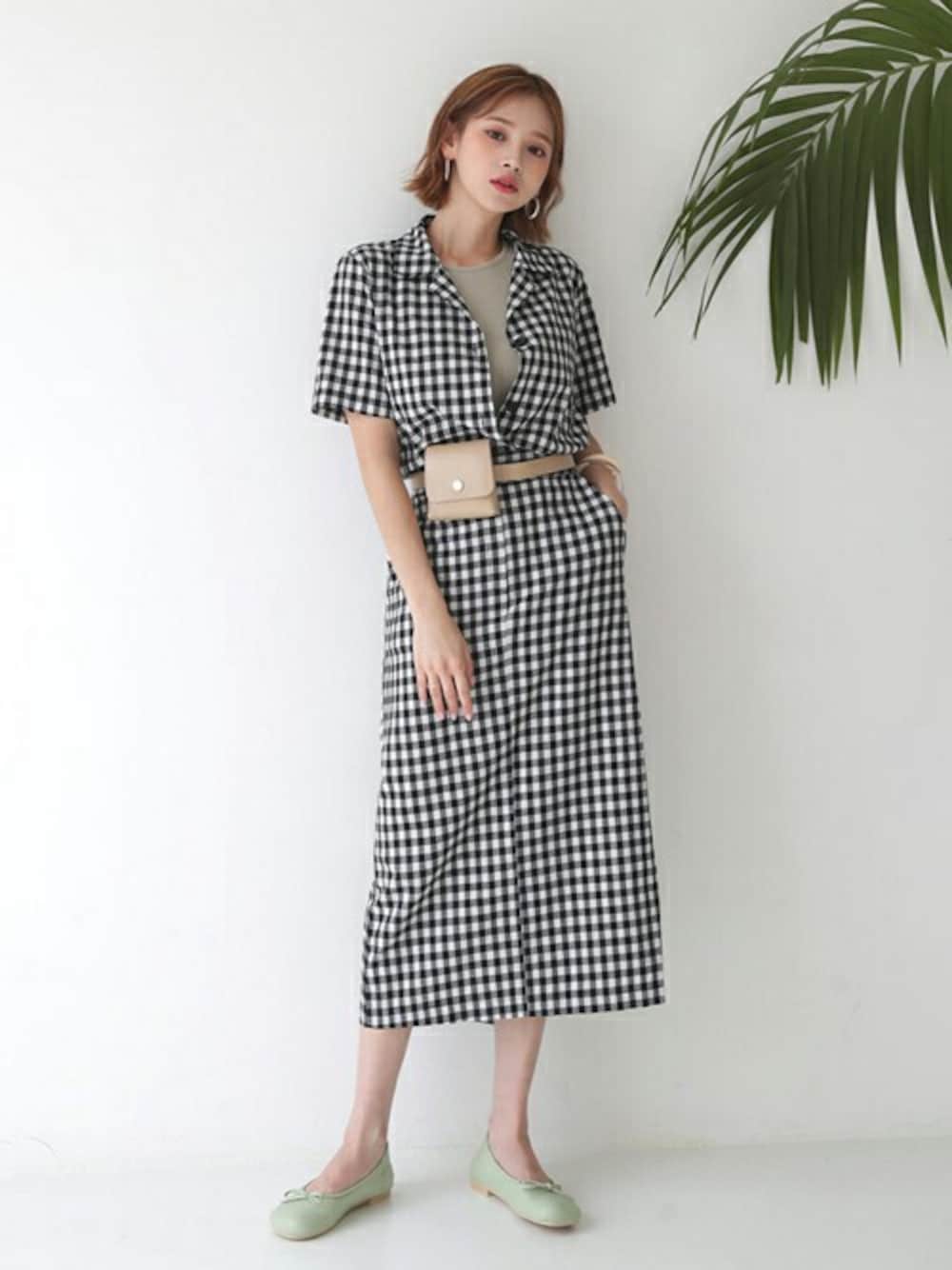 ブラック系のシャツ/ブラウス、その他のTシャツ/カットソーを着用したレディースの夏コーディネートの1枚目の写真