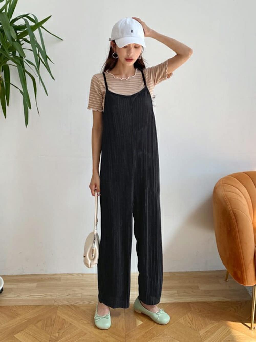 ベージュ系のTシャツ/カットソー、ブラック系のつなぎ/オールインワン、その他のTシャツ/カットソーを着用したレディースの夏コーディネートの1枚目の写真