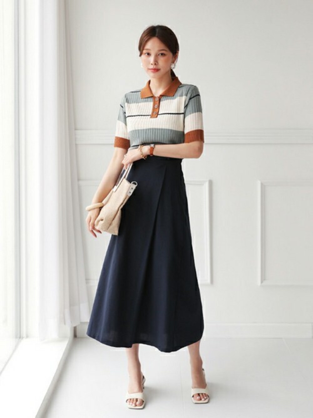 ブルー系のニット/セーター、ホワイト系のその他を着用したレディースの夏コーディネートの1枚目の写真