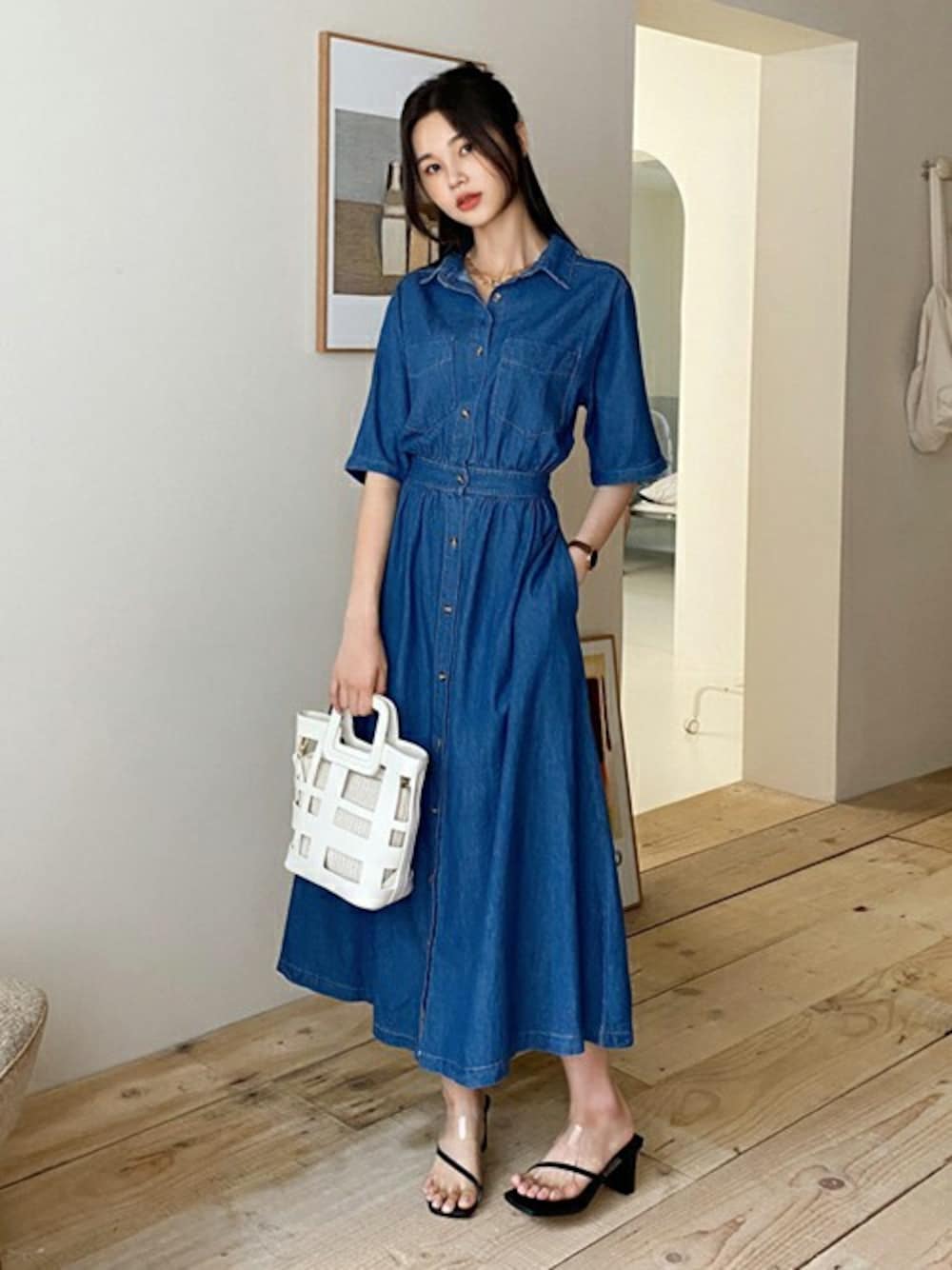 その他のシャツワンピース、ブラック系のサンダル、その他のTシャツ/カットソーを着用したレディースの夏コーディネートの1枚目の写真