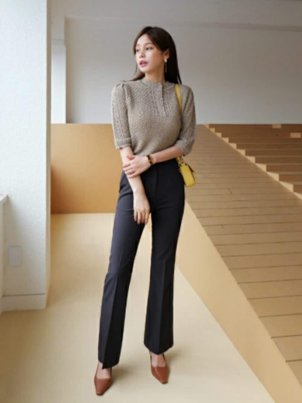 ベージュ系のニット/セーター、ブラック系のスラックス、ホワイト系のその他を着用したレディースの夏コーディネートの1枚目の写真