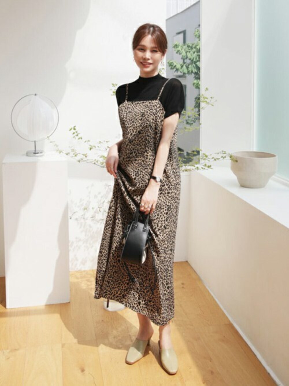 その他のワンピース、ホワイト系のその他を着用したレディースの秋コーディネートの1枚目の写真