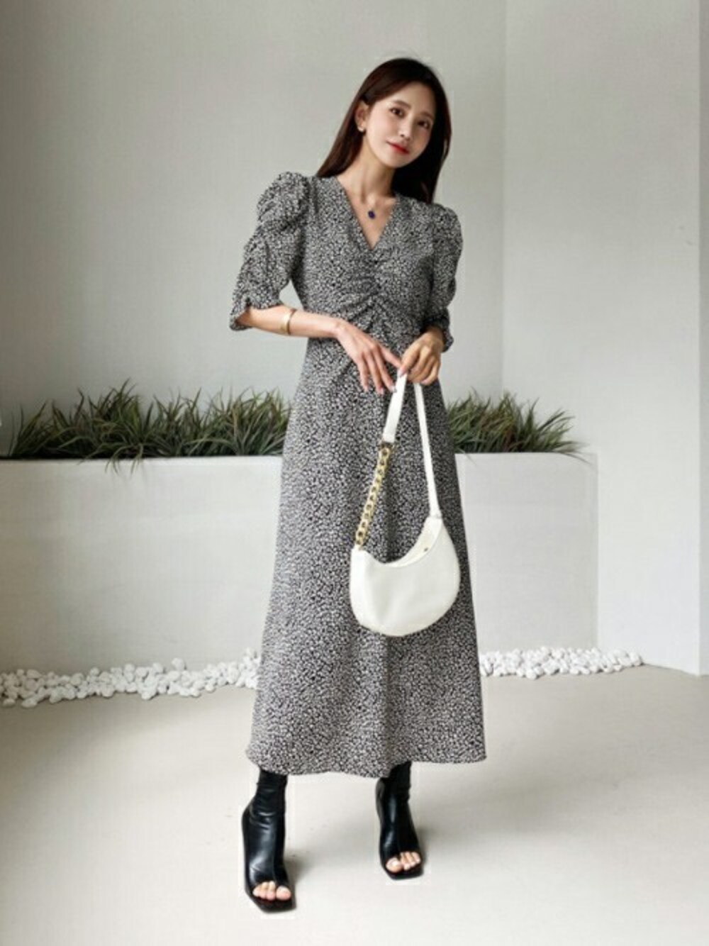 ブラック系のワンピース、その他のTシャツ/カットソーを着用したレディースの秋コーディネートの1枚目の写真