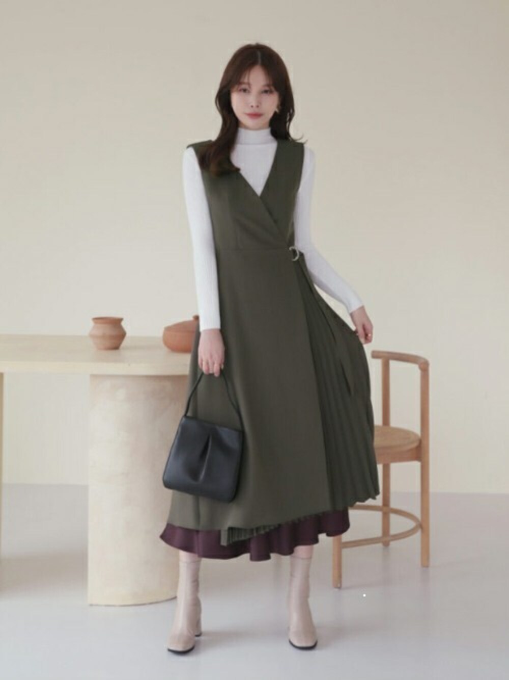 グリーン系のワンピース、レッド系のスカート、ホワイト系のその他を着用したレディースの秋コーディネートの1枚目の写真