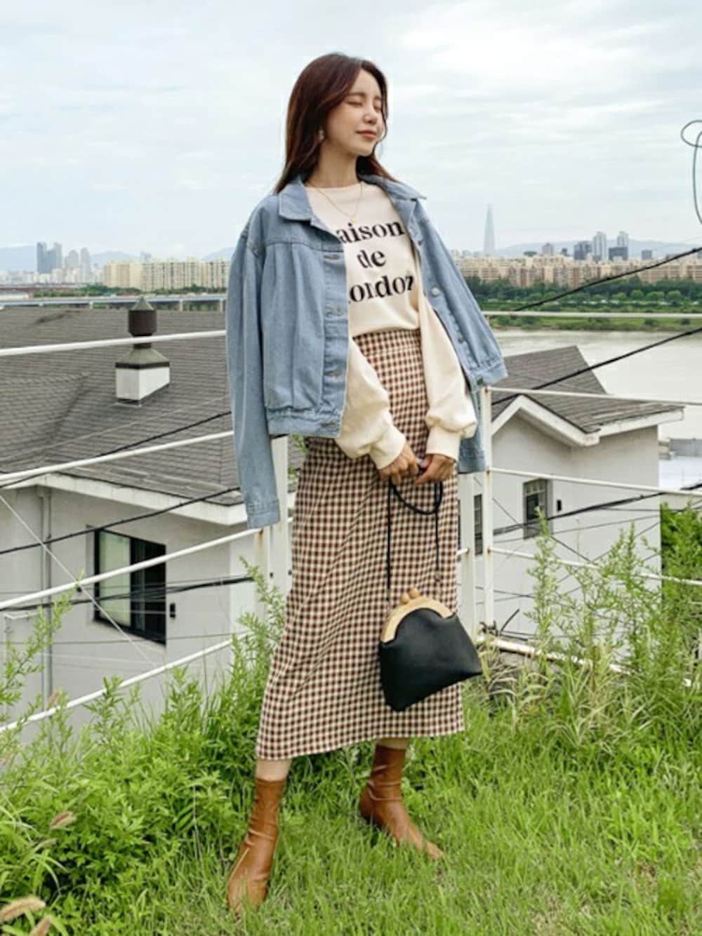 ブラウン系のスカート、ベージュ系のスウェット、ブルー系のデニムジャケットを着用したレディースの秋コーディネートの1枚目の写真